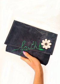 Plic bleumarin din piele intoarsa cu design crizantema si mesaj, realizat manual - 1