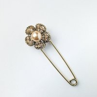 Brosa metalica aurie cu floare si perla sintetica in centru - 1