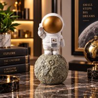Statueta Decorativa Astronaut pe Luna din Rasina - Design Alb-Auriu, 6 x 6 x 12 cm - 1