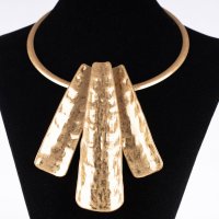 Colier rigid cu 3 dreptunghiuri inegale din metal auriu cu aspect de lovitura de ciocan - 1