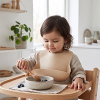Baveta Bocioland Bej din Silicon Alimentar cu Buzunar si Inchidere Reglabila - 1