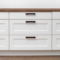 Set sigurante pentru sertare de tacamuri 2 bucati albe montare cu adeziv sau surub Reer 71090 - 7