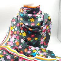 Esarfa rectangulara pareo cu imprimeu floral vibrant pe fundal negru - 1