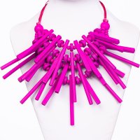 Colier ajustabil din lemn fucsia cu elemente lungi si inegale - 1