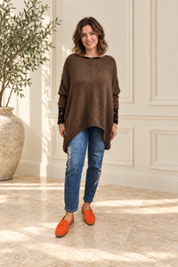 Pulover oversize maro cald, cu croiala asimetrica si maneci cazute - 1