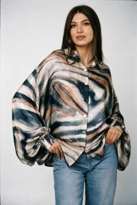 Camasa oversize din satin bej, cu imprimeu cu linii fluide si maneci bufante - 1