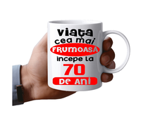 Cana personalizata alba INOVATIX® - Viata frumoasa incepe la 70 de ani, 330 ml - 2
