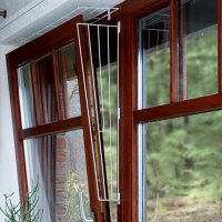 TRIXIE Grilaj Orizontal pentru Protectie Geam Rabatabil pentru Pisici, Dimensiuni 65 x 16 cm - 1
