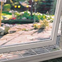 TRIXIE Grilaj Orizontal pentru Protectie Geam Rabatabil pentru Pisici, Dimensiuni 65 x 16 cm - 4