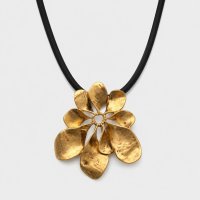 Colier elegant cu pandantiv floral din metal auriu si snur din silicon negru - 1