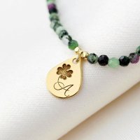 Lantisor Lucky - Pietre Epidot & Pandantiv cu Initiala si Trifoi - Argint placat cu Aur Galben 18K - 1