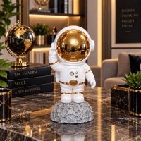 Figurina Astronaut din Rasina cu Baza Luna - Decor Modern pentru Birou - 1