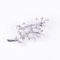 Brosa metalica argintie cu crenguta si pietricele mici argintii si perle albe sintetice - 1