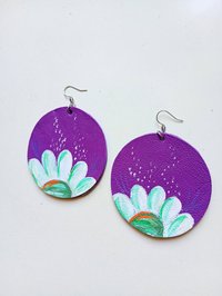 Cercei mov handmade pictati manual ,din piele naturala , cu crizanteme, unicat - 1