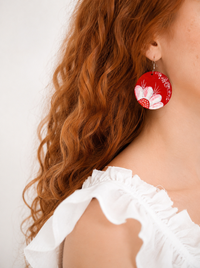 Cercei handmade ,cu crizantema pictata ,din piele naturala - 1
