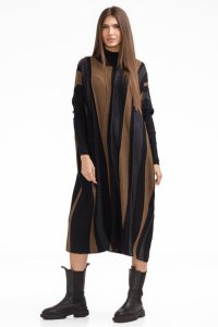Rochie tricotata oversize cu dungi, negru-camel, croi lejer - 1