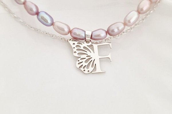 Lantisor cu Perle - Gratia initialei - Model 2 straturi cu sirag perle rice mov si lantisor cu initiala si aripa de fluture - Argint 925