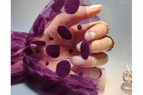 Mansetă Foto Mov cu Buline Mari - Accesoriu Elegant pentru Manichiură