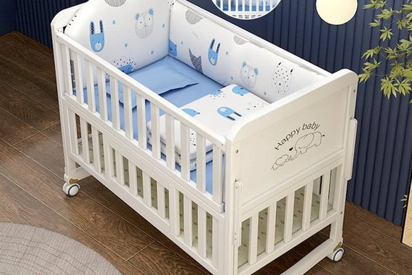 Patut multifunctional din lemn alb pentru bebelusi cu saltea, plasa de tantari si extensie, 118x68cm