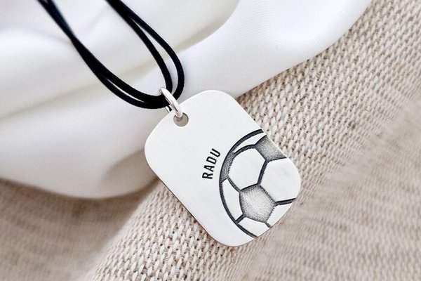 Pandantiv placuta personalizata - Nume si minge de fotbal - Argint 925 - Snur colorat
