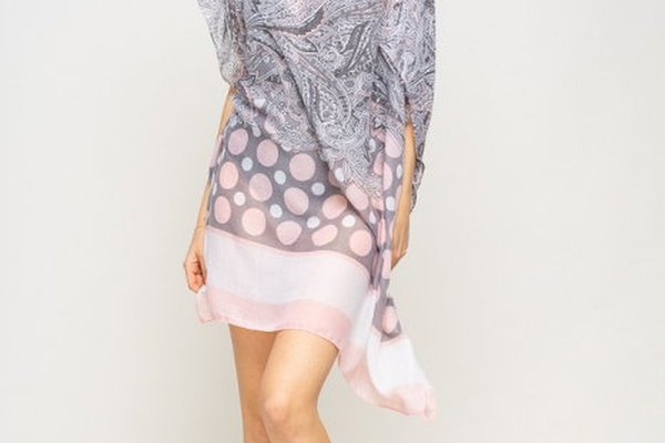 Rochie de plaja poncho cu design floral si buline roz, din vascoza 100%