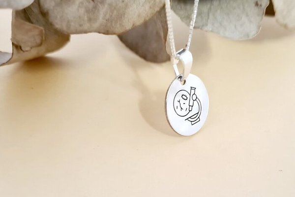 Lantisor personalizat cu simbol materie scoala - Biologie - Banut de 15 mm cu lantisor - Argint 925