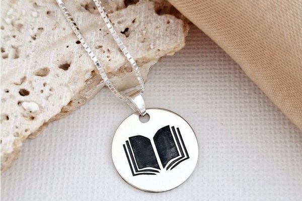 Lantisor personalizat cu simbol materie scoala - Romana - Banut de 15 mm cu lantisor - Argint 925
