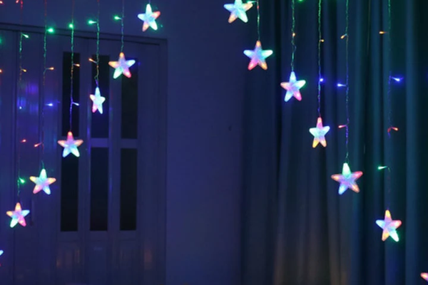Instalatie LED tip perdea de 4 m cu stele in forma de V, multicolora