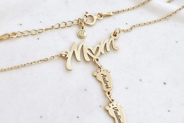 Colier personalizat cu pandantiv Mom si 2 picioruse - Aur Galben 14K