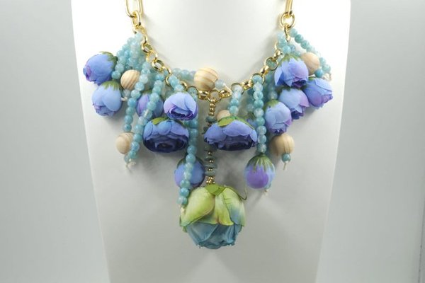 Colier artistic cu flori 3D in nuante pastelate de albastru si lila