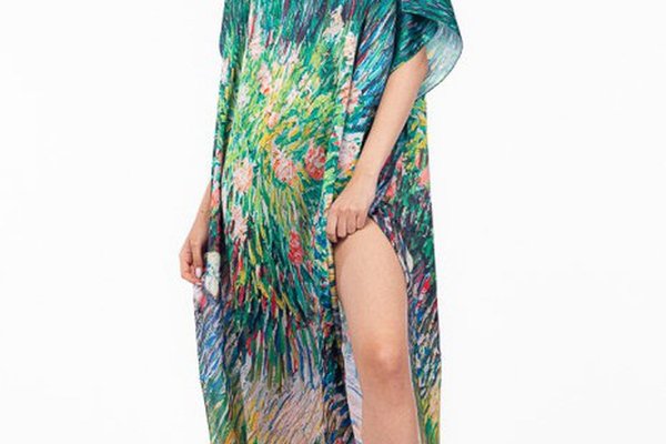 Rochie lunga de plaja tip poncho din matase cu imprimeu floral impresionist pe fond verde