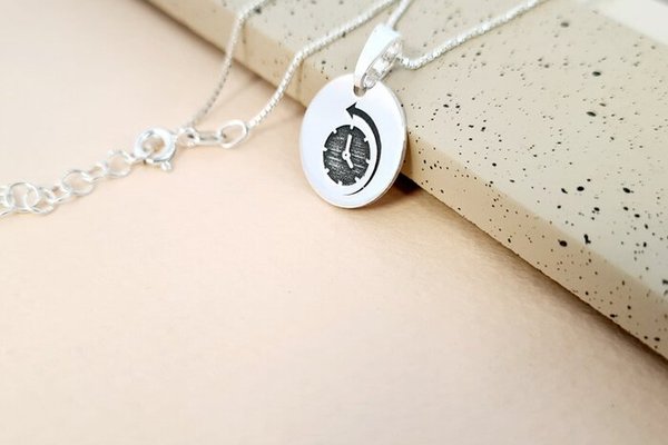 Lantisor personalizat cu simbol materie scoala - Istorie - Banut de 15 mm cu lantisor - Argint 925
