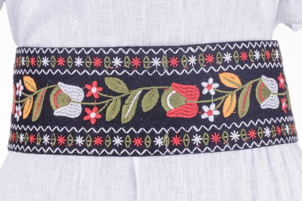 Brau traditional romanesc cu broderie florala vibranta