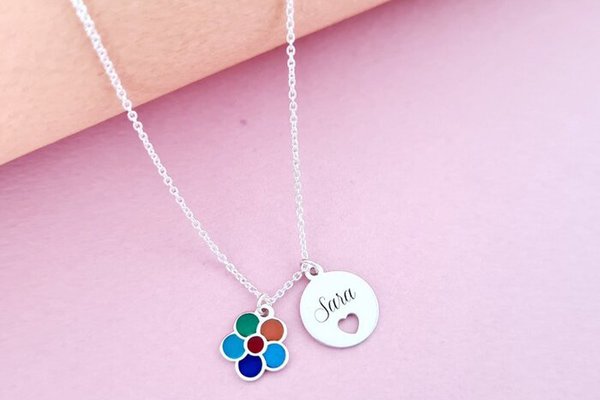 Lantisor personalizat cu 2 pandantive - Floare multicolora cu email - Banut cu nume si inima decupata - Argint 925