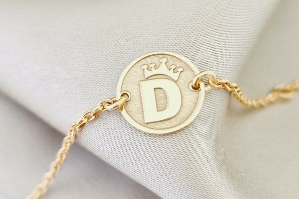 Bratara personalizata - Banut cu initiala si simbol coronita - 12 mm - Argint 925 placat cu Aur Galben 18K - Cu lantisor fata/baiat