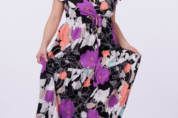 Rochie cu imprimeu floral si bust petrecut pe fundal negru