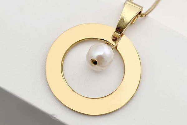 Lantisor cu pandantiv rotund - decupat la interior si charm picatura de Perla - Argint 925 placat cu Aur Galben 18K