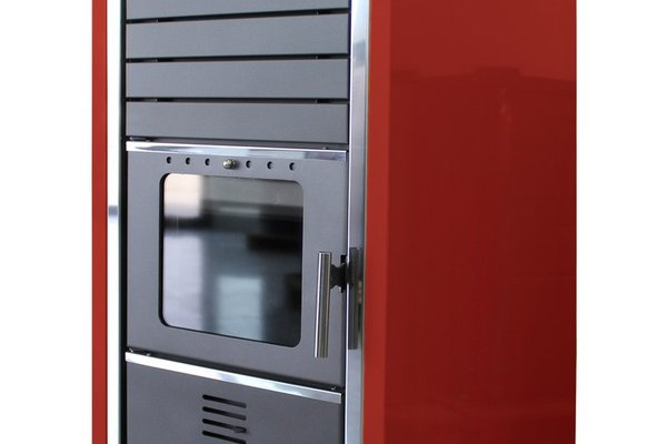 Termosemineu FORNELLO SUPERNOVA RED 38 KW pe combustibil solid ( lemn,carbune,bricheti ) ce se poate utiliza pentru incalzirea locuintelor, este echipat cu pompa de circulatie