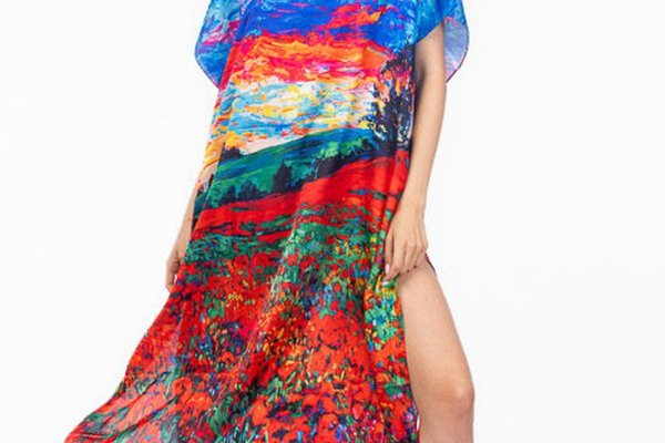 Rochie de plaja lunga tip poncho din matase cu pictura camp de maci si cer albastru