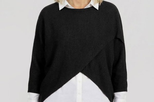 Pulover asimetric tip poncho, negru cu maneci fluture
