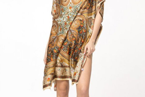 Rochie de plaja poncho din matase cu design oriental pe fond bej