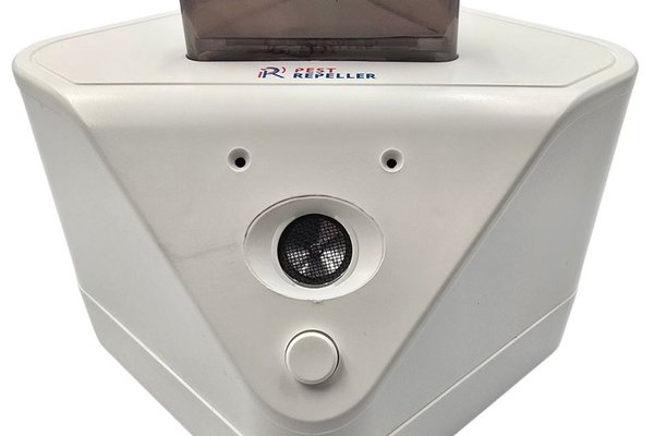 Aparat Pest Repeller R20 cu ultrasunete impotriva rozatoarelor si insectelor