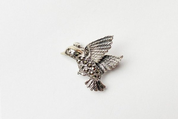 Brosa colibri din argint 925 cu marcasite fine, simbol al puritatii si iubirii