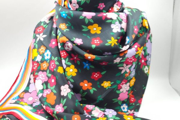 Esarfa rectangulara pareo cu imprimeu floral vibrant pe fundal negru