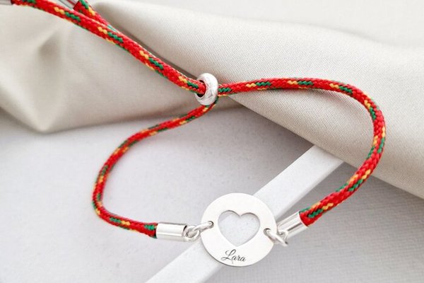 Bratara personalizata - Banut 15 mm cu inima decupata - Argint 925 - Snur 2 mm paracord, colorat si reglabil