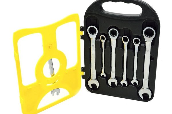 Set GAVE cu 7 chei fixe-inelare cu clichet, 8-19 mm, si 5 extractoare