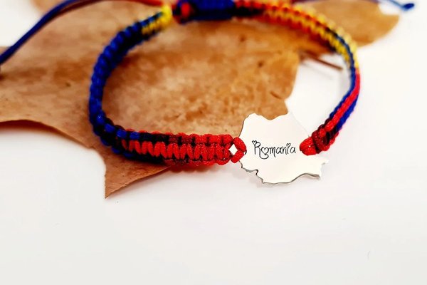 Bratara personalizata - Harta Romaniei gravata - Argint 925 - Snur impletit tricolor