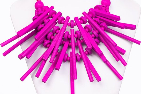 Colier ajustabil din lemn fucsia cu elemente lungi si inegale