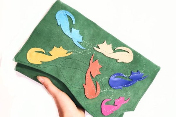 Plic din piele naturala intoarsa verde cu pisici colorate