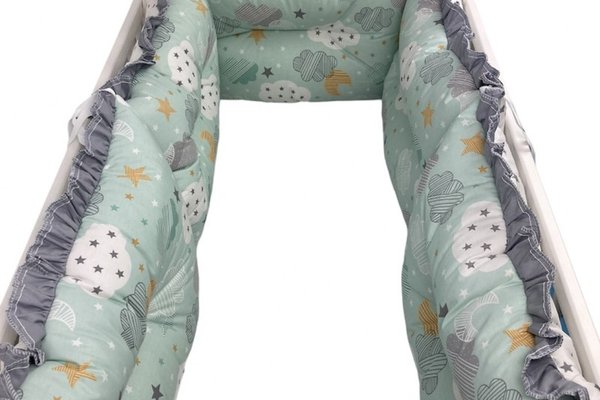 Lenjerie patut 120x60 cm cu 6 aparatori pufoase, cearsaf si paturica Nori cu luna vernil